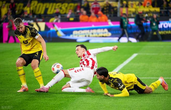 开云官方网站-关于那不勒斯训练开放日,转会期更衣室发声引欢呼,德国杯在即,团队化学反应显著的信息