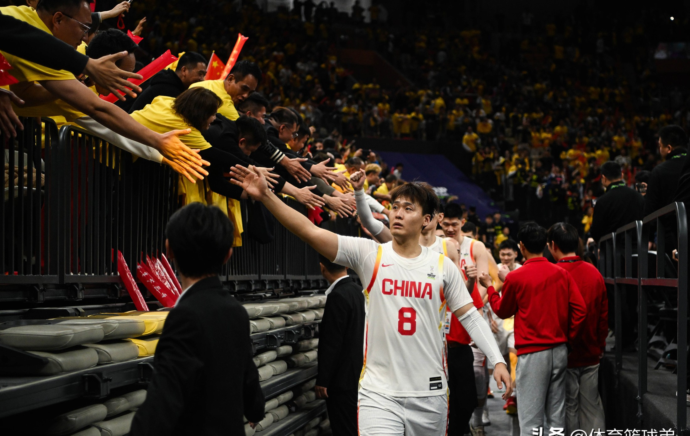 Kaiyun中国官网-太狠了！广东宏远窗口期篮板制胜西汉姆门线救险备战亚冠，阿扎伦卡在加拿大队比赛中险胜的简单介绍